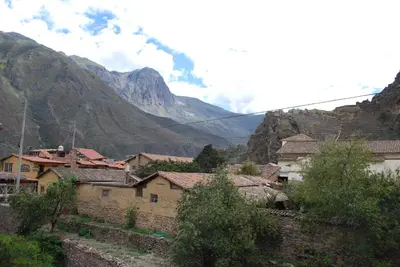 a village with a mountain in the background at Hospedaje La Ñusta in Ollantaytambo