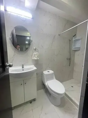 a bathroom with a toilet and a sink and a mirror at (26) Departamento cómodo y tranquilo en Miraflores in Lima