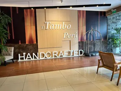 a lobby with a sign that reads lamino per centanded at Hotel El Tambo 2 in Lima