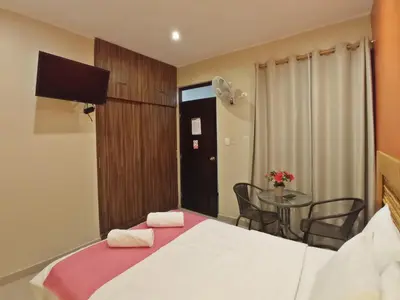 a hotel room with a bed and a table at Hotel Sand and Lake in Ica
