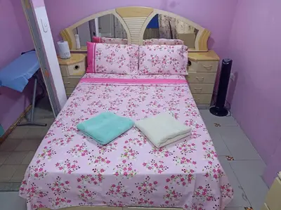 a bedroom with a pink bed with pink sheets and pillows at Mi Casa Bonita con baño privado y ducha caliente in Lima