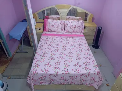a bedroom with a bed with a pink bedspread at Mi Casa Bonita con baño privado y ducha caliente in Lima