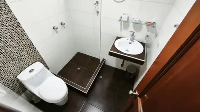 a small bathroom with a toilet and a sink at Casa completa, 5 dormitorios y jardín in Ayacucho