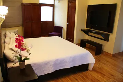 a hotel room with a bed and a tv at Hotel Villa de Valverde in Ica