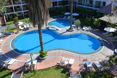 an overhead view of a large swimming pool with chairs at Hotel Villa de Valverde in Ica