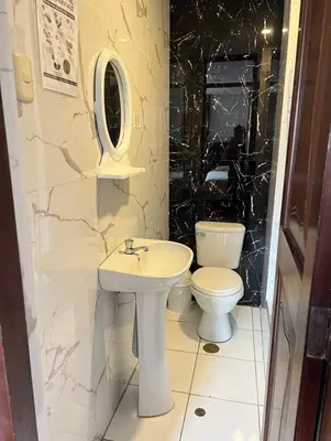 a bathroom with a sink and a toilet at Hostel Las Vegas in Lima