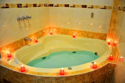a bathroom with a bath tub with candles in it at Hotel Sol del Sur in Nazca