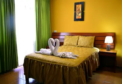 two swans towels on a bed in a bedroom at Hotel Sol del Sur in Nazca