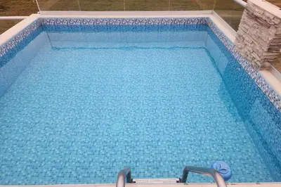 a large swimming pool with blue water at Casa de Playa en Cerro Azul in Cerro Azul