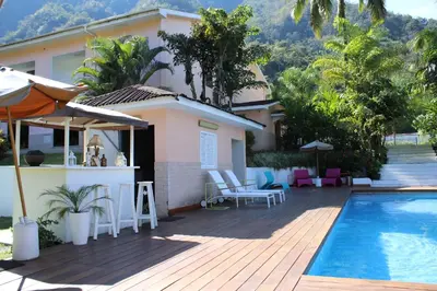 a villa with a swimming pool and a house at Hotel Presidente Selva in La Merced