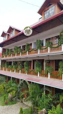 a building with a balcony with plants on it at Hospedaje Oxa Paraíso in Oxapampa