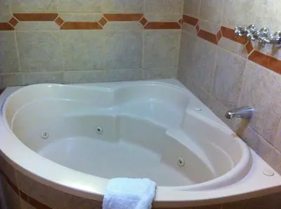 a bath tub in a bathroom with a white towel at Oro Viejo in Nazca