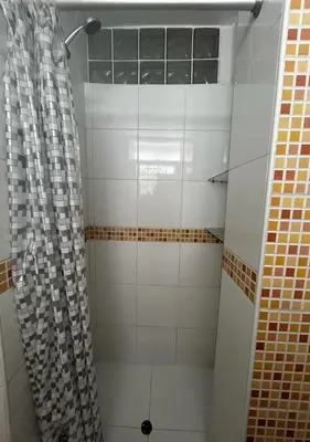 a shower with a shower curtain in a bathroom at Apartamento Playa Arica in Lurín