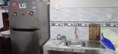 a kitchen with a sink next to a refrigerator at LA POSADA CHASQUI Perú in Lima
