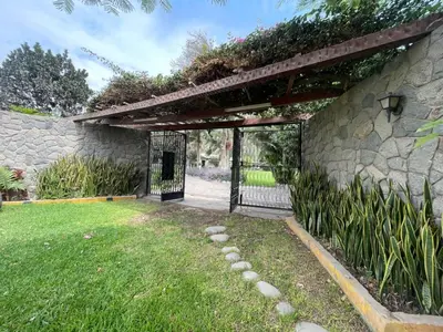an entrance to a stone building with an open gate at FUNDO VIERA: Amplio y acogedor in Lima
