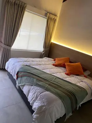 a bedroom with a bed with an open window at FUNDO VIERA: Amplio y acogedor in Lima