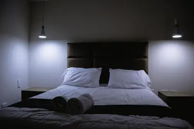a bedroom with a large bed with white sheets and pillows at PRANA HOTEL LOUNGUE BAR in Huancayo