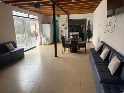 a living room with a couch and a table at Villa Alfonso - Casa playa con piscina temperada in Lima
