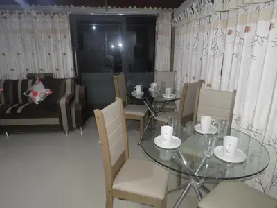 a dining room with a glass table and chairs at DEPARTAMENTO-Hospedaje EL RINCONCITO II 100m2, 3hab, 4baños, sala, comedor, cocina in Jauja