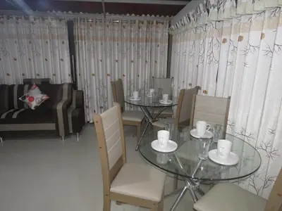 a dining room with a glass table and chairs at DEPARTAMENTO-Hospedaje EL RINCONCITO II 100m2, 3hab, 4baños, sala, comedor, cocina in Jauja