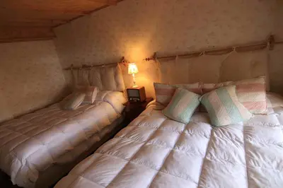 two beds in a small room with at Bamba House Cusco in Cusco