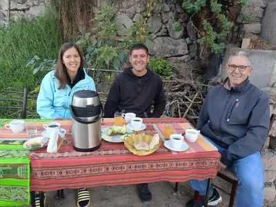 a group of three people sitting at a table at Hotel El Gran Valletero in Cotahuasi