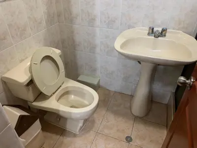 a bathroom with a toilet and a sink at Grand Hotel Betsy in Lima