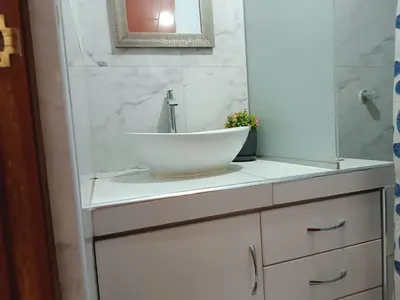 a bathroom with a sink and a mirror at Acogedor APT a 20 min Aeropuerto in Lima