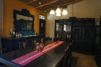 a room with a table with two cats sitting on it at Serenity Lodge in Ica
