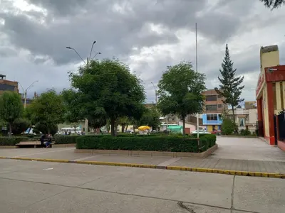 a park with bushes and trees on a city street at Hospedaje TOSCANO SUITES in Huancayo