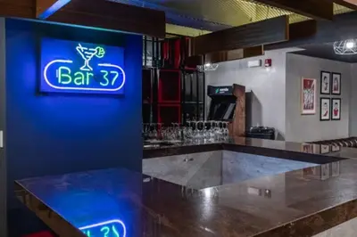 a bar with a bar sign on the wall at Met Moderno Departamento in Lima