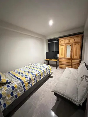 a bedroom with a bed and a couch in it at Dpto a 3 min Plaza Huánuco y 1 cuadra Open Plaza in Huánuco