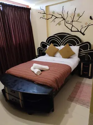 a bedroom with a bed with two towels on it at MACHUPICCHUROYAL B y B in Machu Picchu