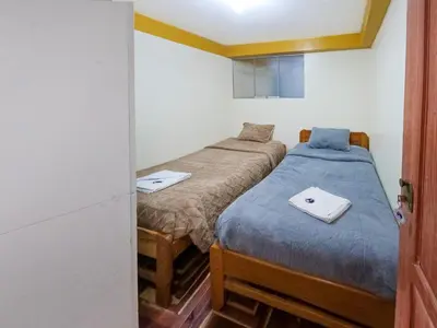 two beds in a small room withthritisthritisthritisthritisthritisthritisthritisthritisthritis at Killa Anqas - Departamento en el centro del Cusco in Cusco