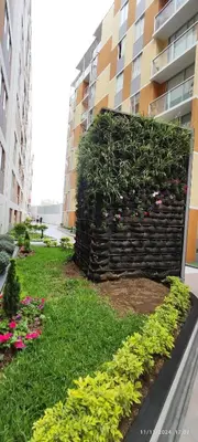 a garden in front of a building with flowers at Pacific Apartamento Surco in Lima