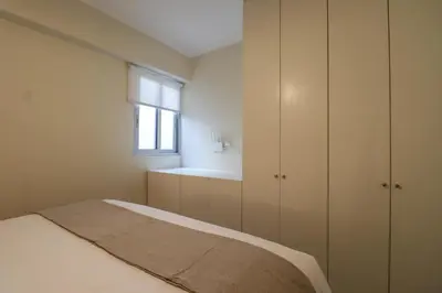a bedroom with a bed and a window at Soul by Wynwood House in Lima