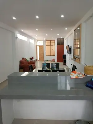 a kitchen and living room with a counter top at CASITA PARA FIN DE SEMANA in Chincha Baja