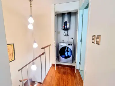 a hallway with a washing machine in a room at DuplexTOP Miraflores Queen SmartTV Lima 1B 101 in Lima