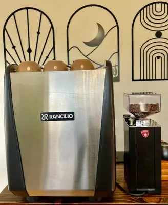 a juicer and a blender on a table at Casa Pardo in Cusco