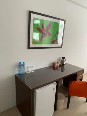 a desk with glasses and a picture on the wall at Apartamento Florida in Nuevo Imperial