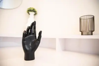 a black hand on a table next to a shelf at Departamento de Estreno en Miraflores in Lima