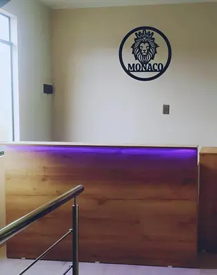 a sign on the wall of a gym with a wooden floor at Hospedaje Mónaco - Jauja Airport in Jauja