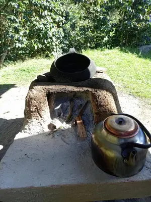 a stone oven with a pot and a lid at Lucmabamba Dulcesueños Xiomara in Sahuayacu