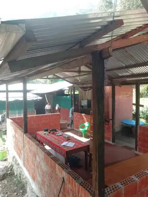 a patio with a brick wall and a table at Lucmabamba Dulcesueños Xiomara in Sahuayacu