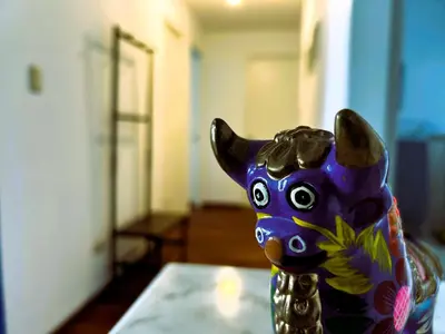 a figurine of a dog is sitting on a table at Excelente ubicación, vista al mar, cerca a Costa 21 in Lima