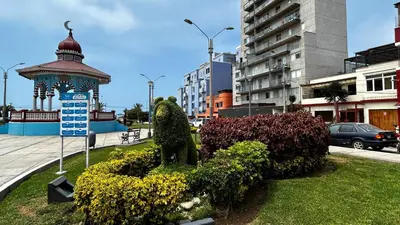 a statue of two bears sitting on top of flowers at Excelente ubicación, vista al mar, cerca a Costa 21 in Lima