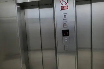 an elevator in a building with a no smoking sign at Hermoso departamento con piscina, gimnasio, sala parrillas in Lima