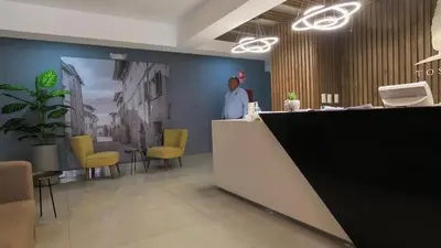 a man standing at the counter of a salon at Hermoso apartamento en San Isidro in Lima