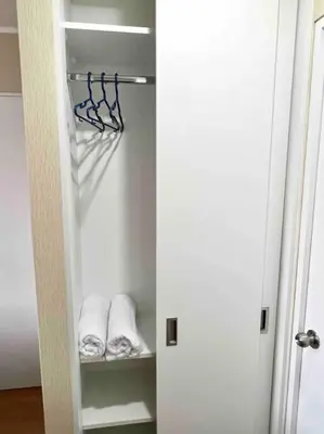 a closet with white towels in a room at Departamento estrenó céntrico a universidades in Lima