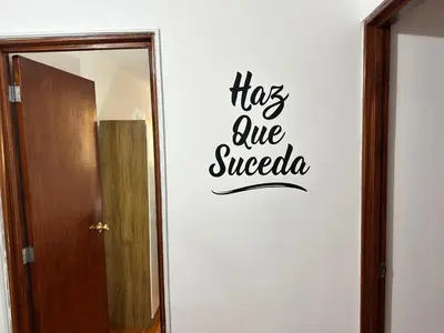 a wall with a sign that says hasave suoco at Bello depa San Miguel 3 camas 2 tv smart terraza in Lima